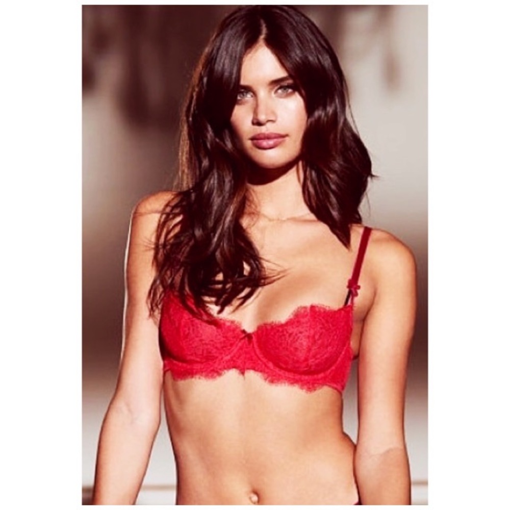 Victoria’s Secret : size : 36DD : red ‘Dream Angels’ push-up without padding bra